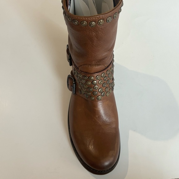❤️ 10 HTF Frye RARE Women’s Jenna Studded short moto boot Cognac BROWN leather - Picture 4 of 12